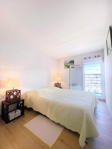 Duplex Loft with Terrace Superb view of Port Guillaume 7 minutes from the beach — hotel in Dives-Sur-Mer