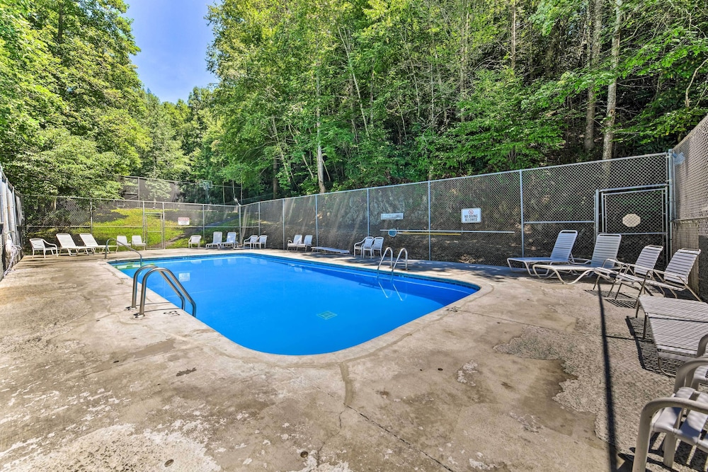 Cobbly Nob Resort Cabin: Hot Tub Pool & Views - photo 21