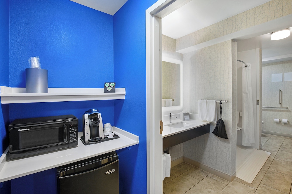 Holiday Inn Express & Suites Locust Grove by IHG - photo 23