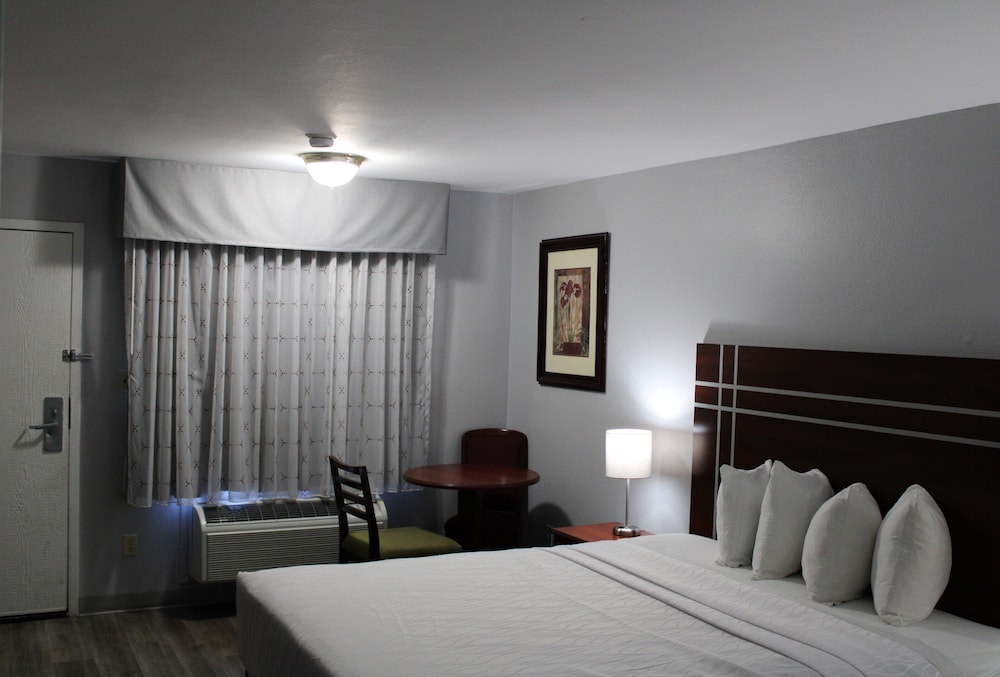 Rancho San Diego Inn and Suites - photo 17