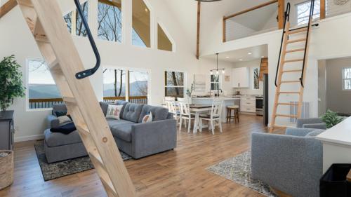 Modern Mountain House with Amazing Views and Hot Tub — 4-Star Luxury Hotel in Lake Junaluska, United States