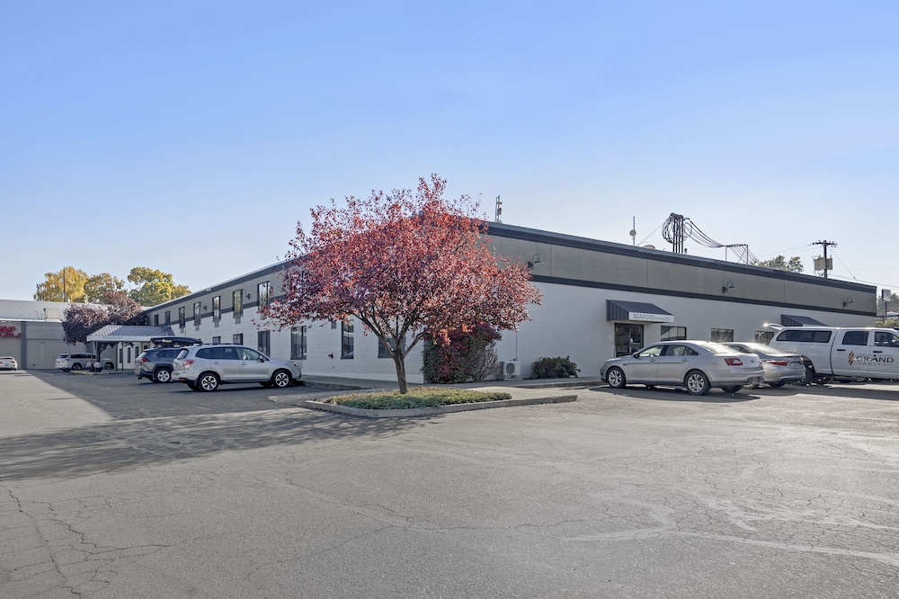 Seaport Inn and Suites - photo 32