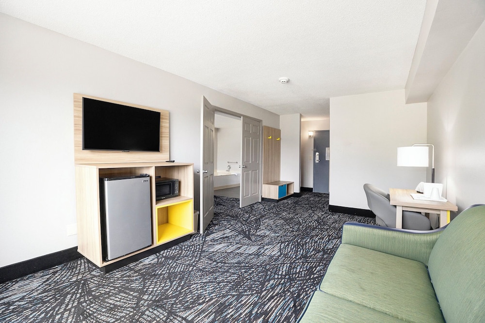 Days Inn & Suites by Wyndham Muskegon - photo 26