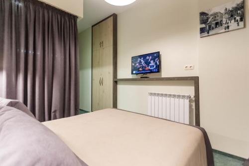 Luxury 3 BR apartment by Freedom square City Center