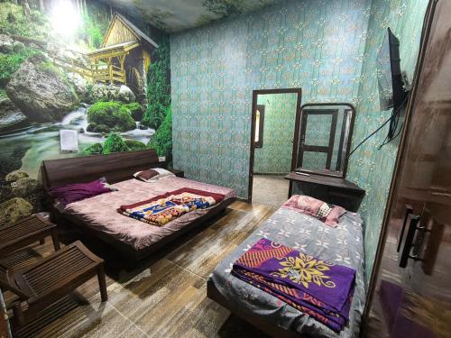 HOTEL JOGI GUEST HOUSE welcome all families friends groups couples singles fully Airconditioner attach washrooms lift wifi gyser hot water 24 hours room service power backup