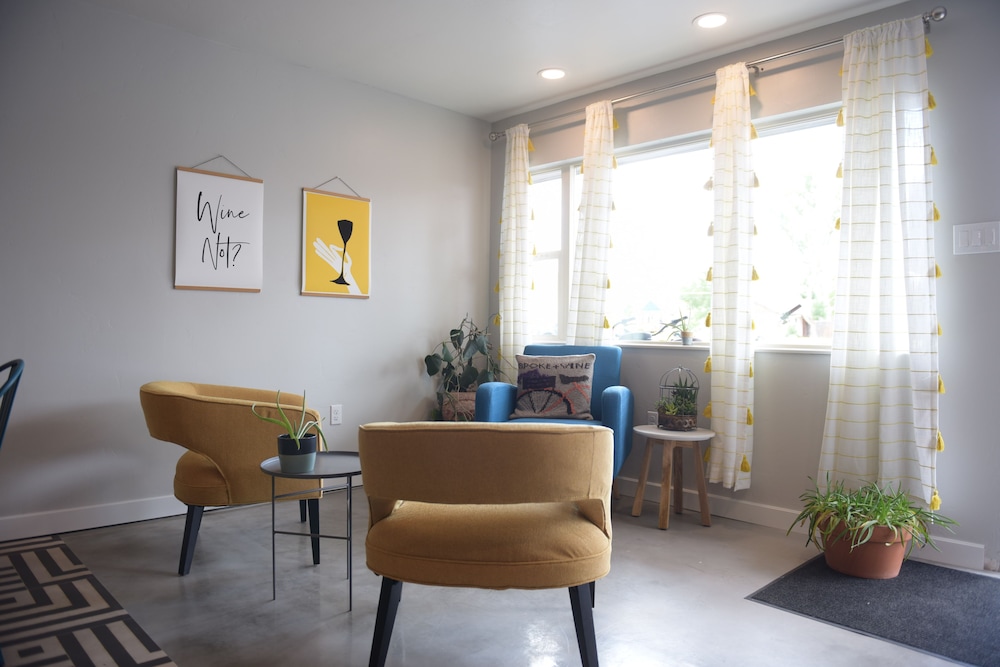 Spoke and Vine Motel - photo 2