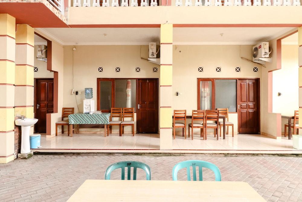 Oyo 898 Joglo Family Hotel Homestay — Mungkid