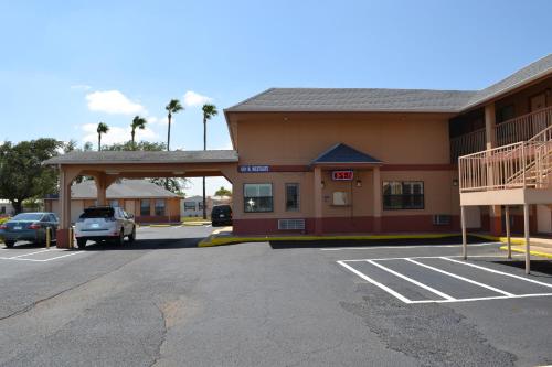 Deluxe Inn and Suites Weslaco - photo 5