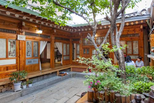Dongmyo Hanok Sihwadang Private Korean Style House in the City Center with a Beautiful Garden — 4-Star Luxury Hotel in Seoul, South Korea