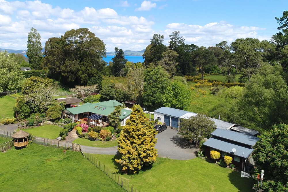Mokoia Downs B&B — 5-Star Luxury Hotel in Rotorua, New Zealand