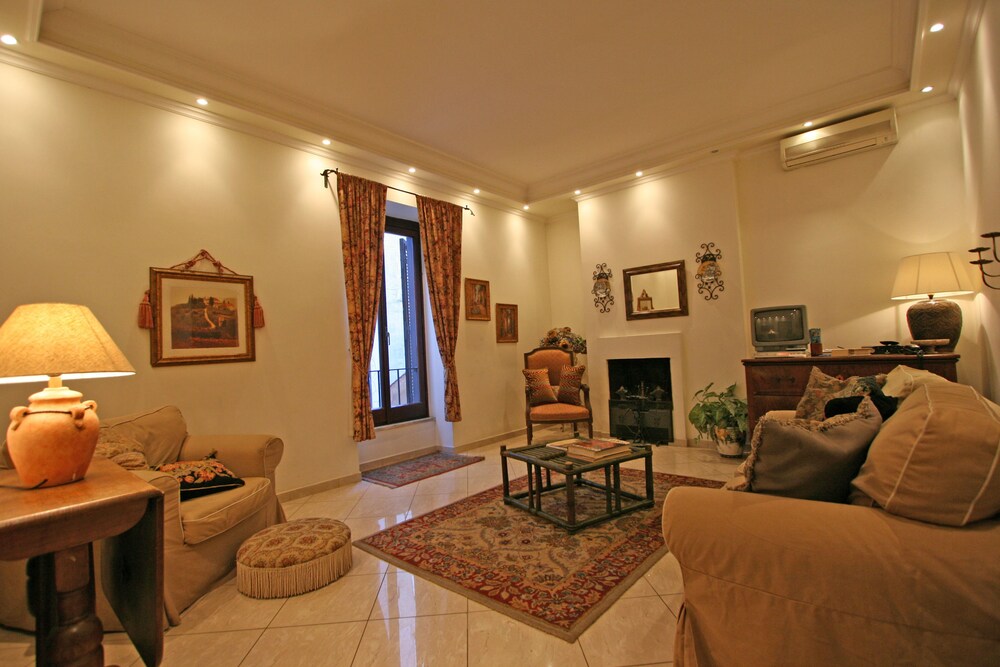 Parione Apartment — 4-Star Luxury Hotel in Rome, Italy