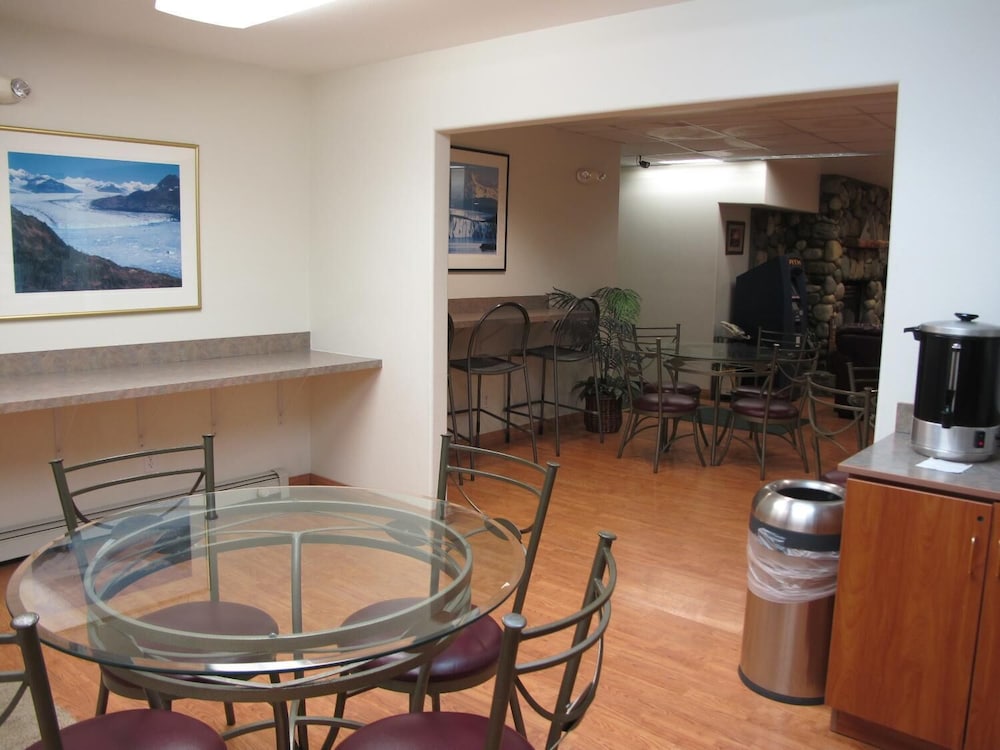 Microtel Inn & Suites by Wyndham Eagle River Anchorage Area - photo 26
