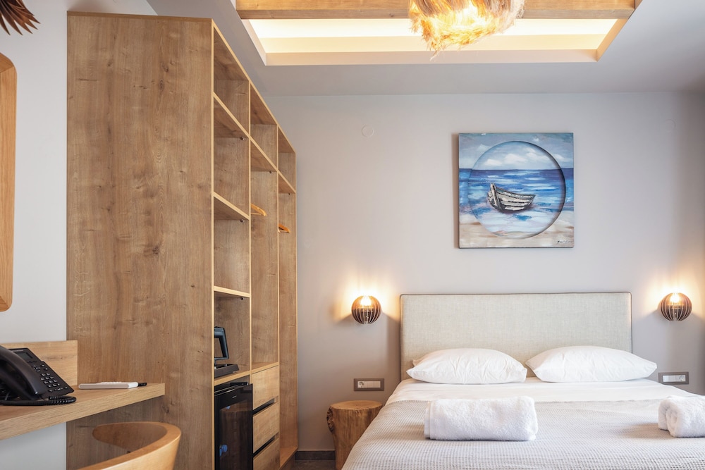 Skipper Beachfront Suites — Limin Khersonisou — photo 4