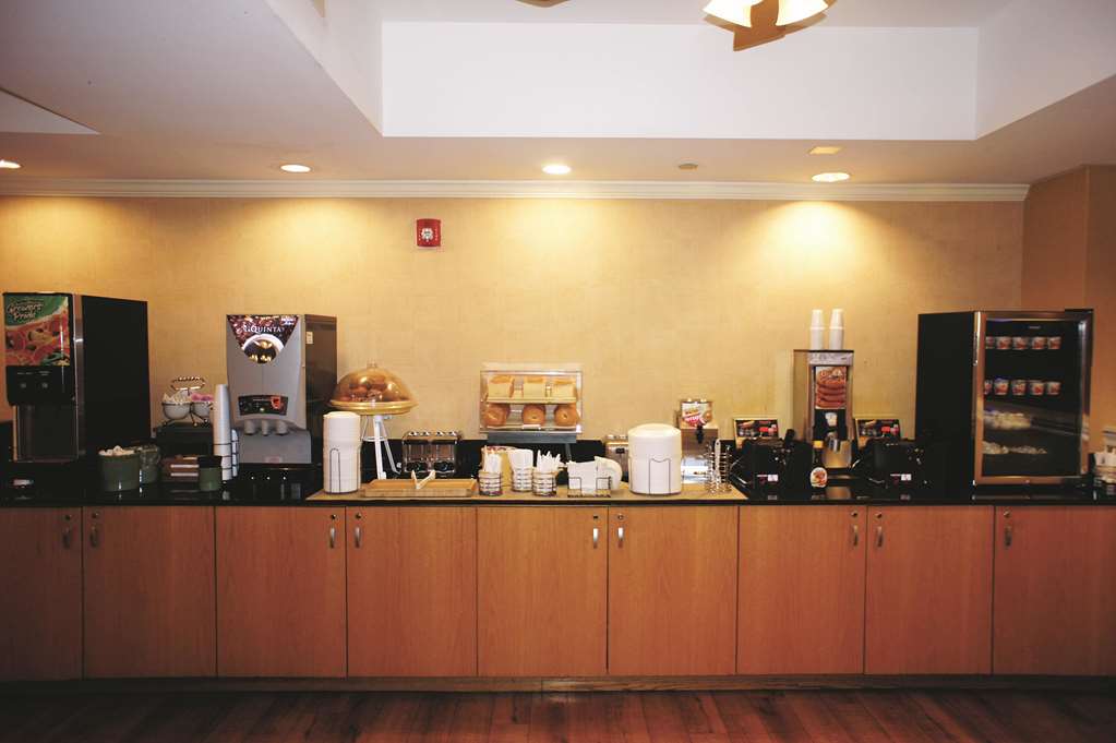 La Quinta Inn & Suites by Wyndham Sarasota Downtown - photo 33