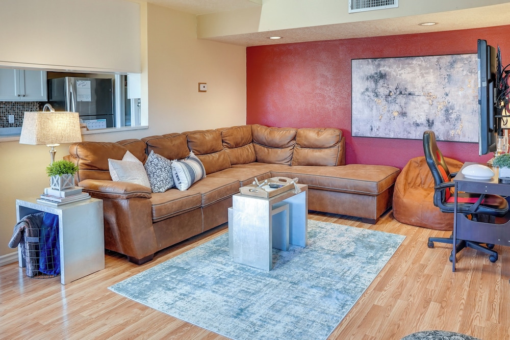 1 Mi to Unm: Convenient Albuquerque Townhome — 4-Star Luxury Hotel in Albuquerque, United States