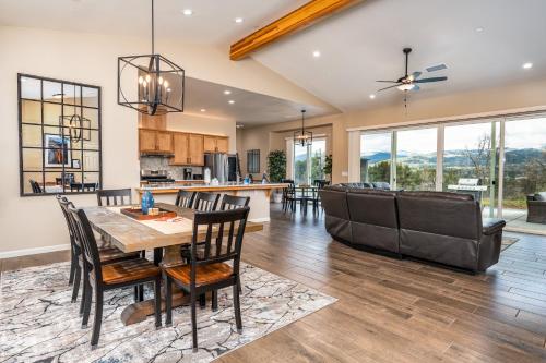Mountain View House with hot tub putting green stunning views — 4-Star Luxury Hotel in Oakhurst, United States