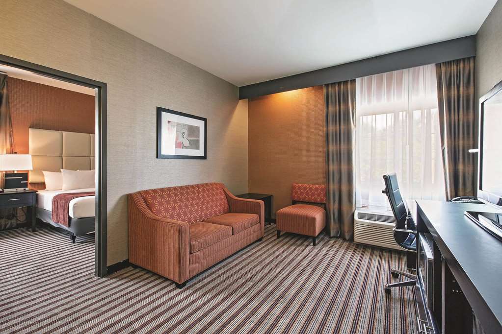 La Quinta Inn & Suites by Wyndham Harrisburg Hershey - photo 23