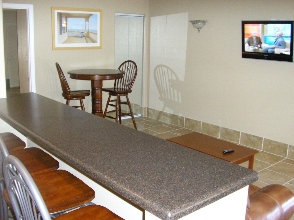 Lake Grassy Inn & Suites - photo 11