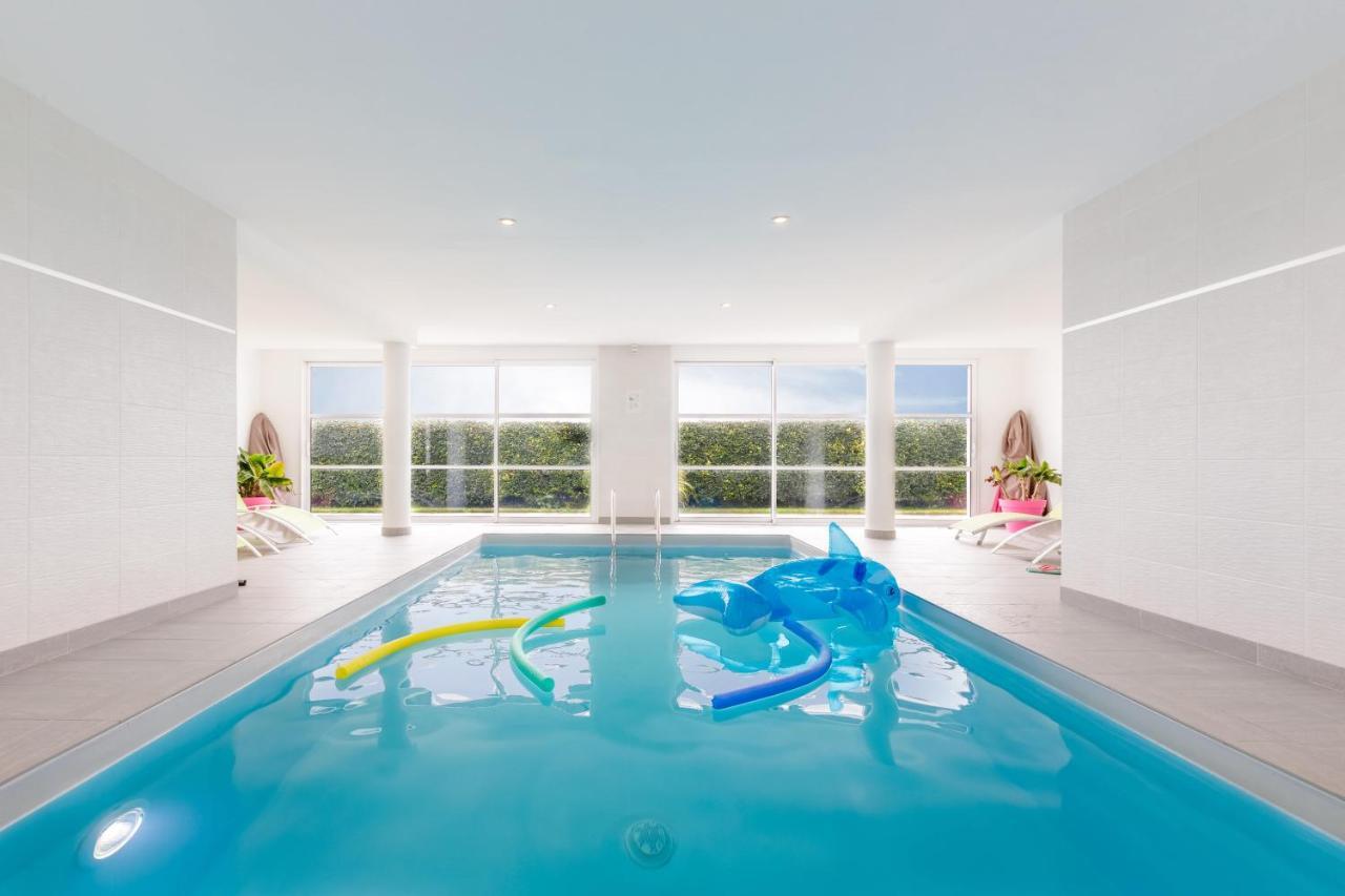 Villa Yana Bretagne Piscine Interieure Partagee Et SPA Privatif 100m de la Plage — 4-Star Luxury Hotel in Sibiril, France