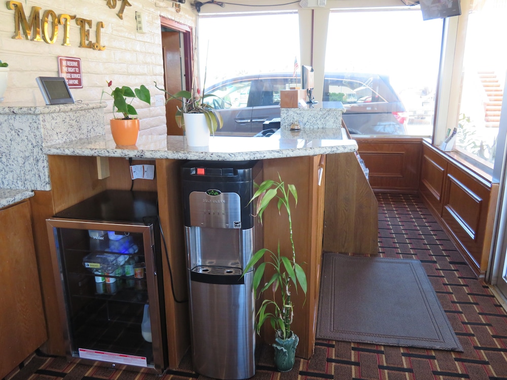 Royal Crest Motel - photo 2