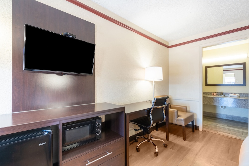 OYO Hotel Tulsa N Sheridan Rd & Airport - photo 25