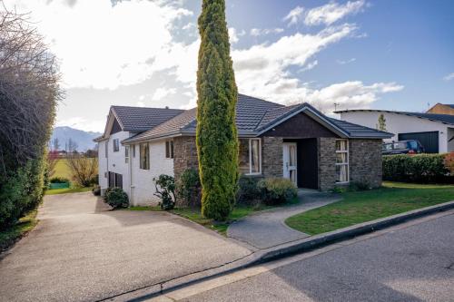 Scaife Place Lodge Wanaka Holiday Home — 4-Star Luxury Hotel in Wanaka, New Zealand