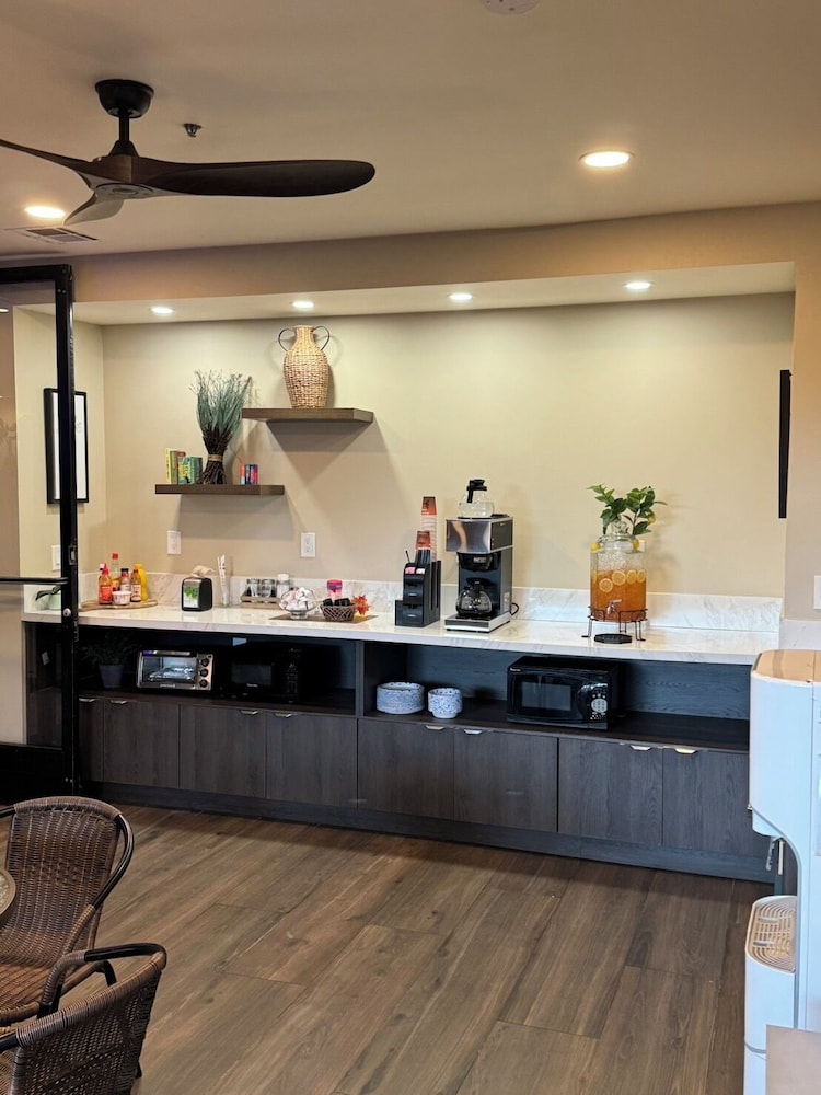GreenTree Inn & Suites Alhambra - photo 8