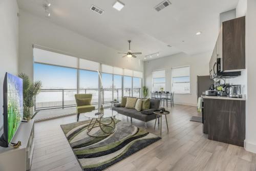 Contemporary 2BR I Gym I Parking I Workspace — 4-Star Luxury Hotel in Dallas, United States