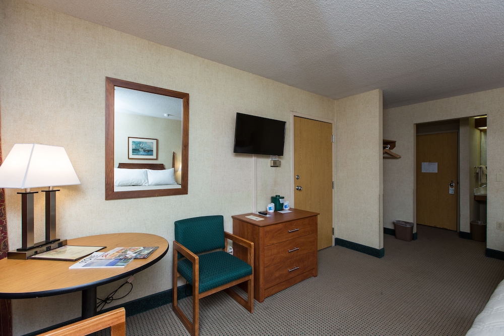 Commodores Inn - photo 15