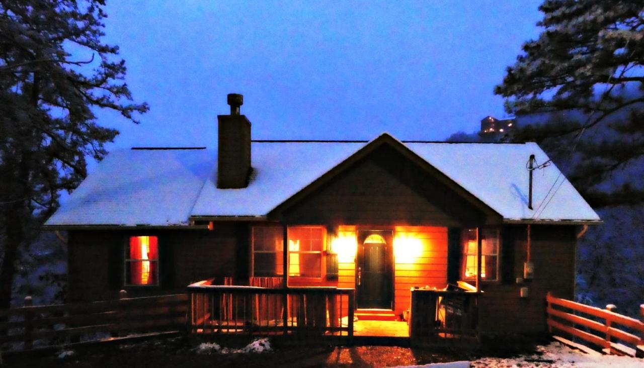 Ladybug Resort Romantic Cabin with Mountain Views Game Room Close To Dollywood - photo 25