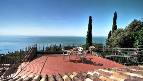 Villa La Limonaia Garda extraordinary silent position great lake view — 4-Star Luxury Hotel in Garda, Italy
