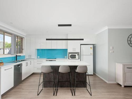 Pebbles By The Beach 1 home away from home — 4-Star Luxury Hotel in Fingal Bay, Australia