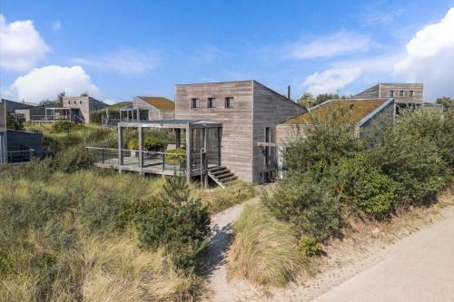 Super VIP Waterfront Villa 4p Waterzicht & Windbeschut Terras Villa 42 — 4-Star Luxury Hotel in Ouddorp, Netherlands