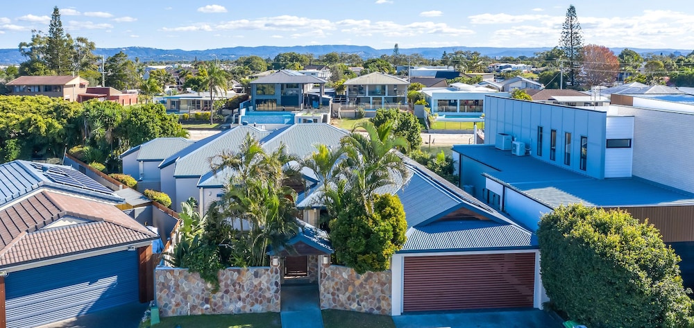 Maureen Waterfront Beach House — 4-Star Luxury Hotel in Broadbeach Waters, Australia