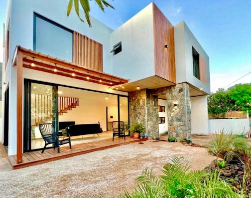 Into the Sun Modern Holiday Home — 4-Star Luxury Hotel in Albion, Mauritius