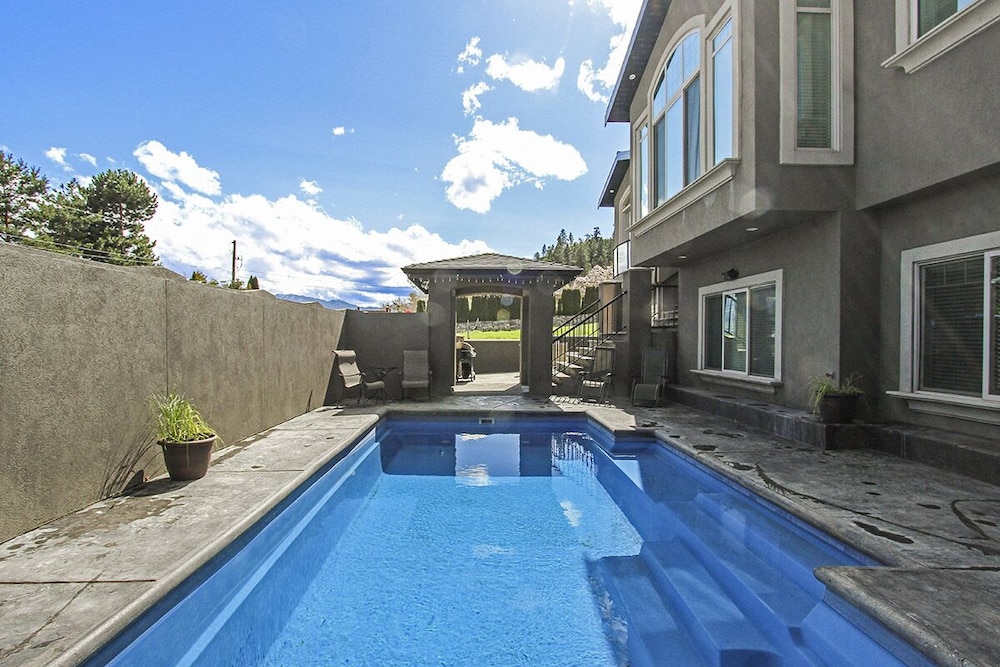 Luxury Lakefront Rooms in West Kelowna, Canada