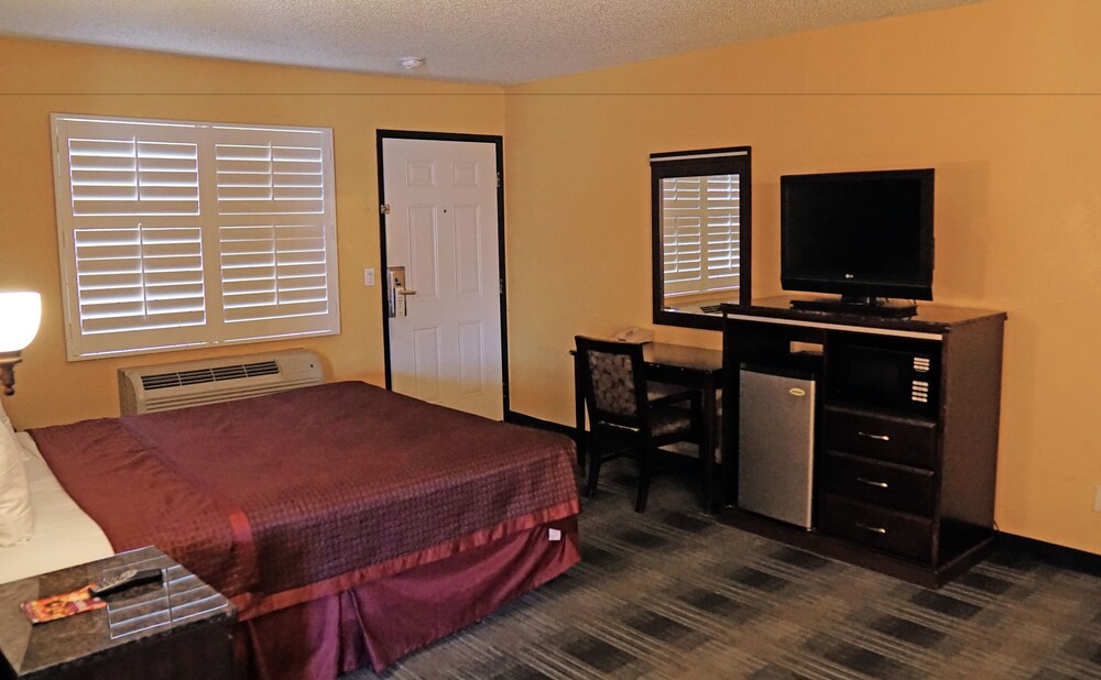 Travel Plaza Inn - photo 10