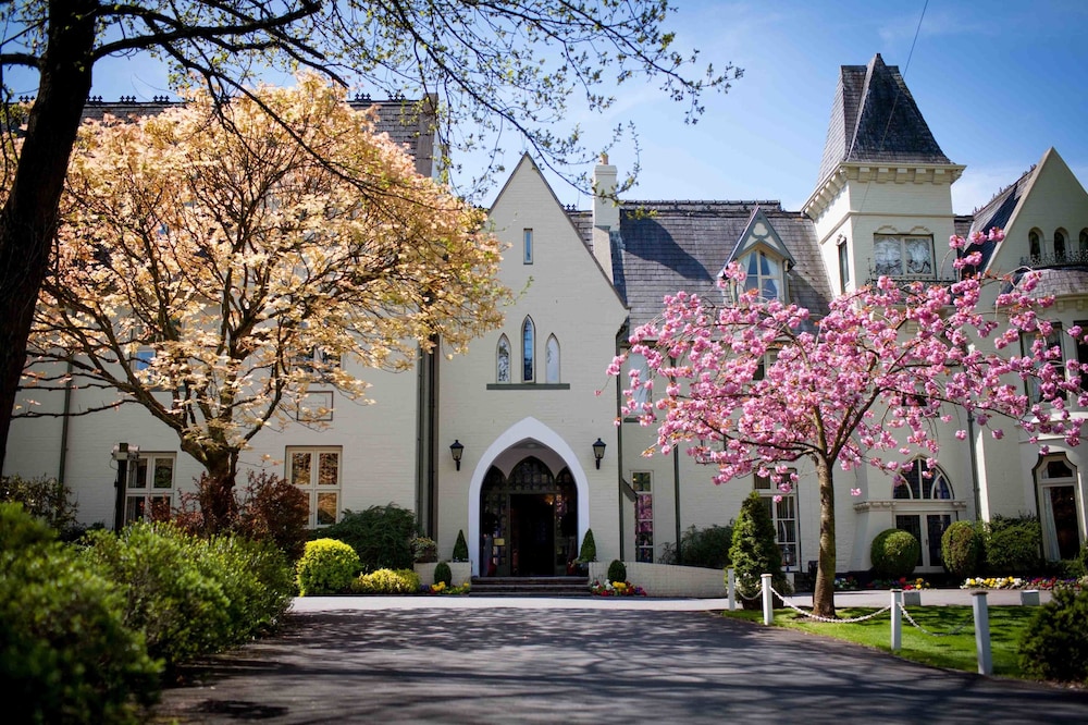 The Glen Yr Afon House Hotel - carbon neutral hotel in Usk