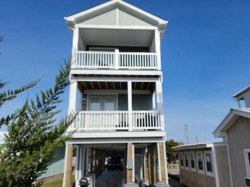 Unique 3BR Home with great views Beach Access — 4-Star Luxury Hotel in Atlantic Beach, United States