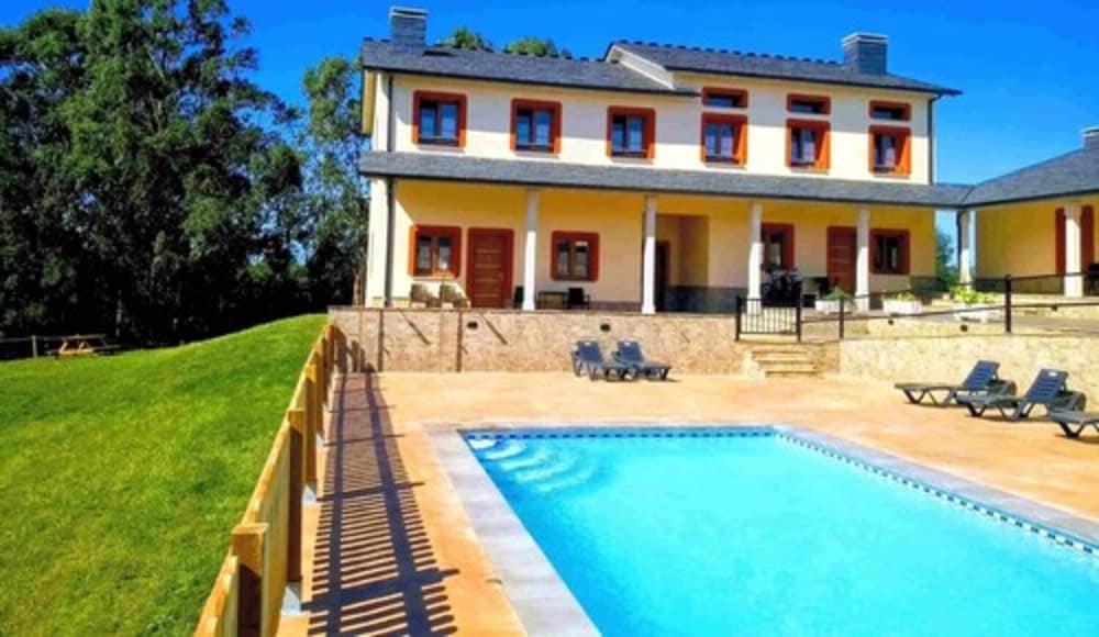 Apartamentos Navalin — 4-Star Luxury Hotel in Tapia De Casariego, Spain