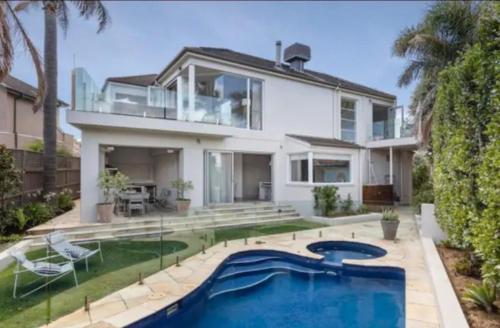 Hampton Haven Pool metres to the Beach in Melbourne, Australia