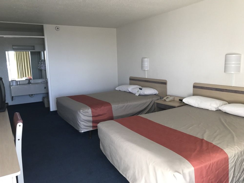 Motel 6 El Paso Central - photo 11