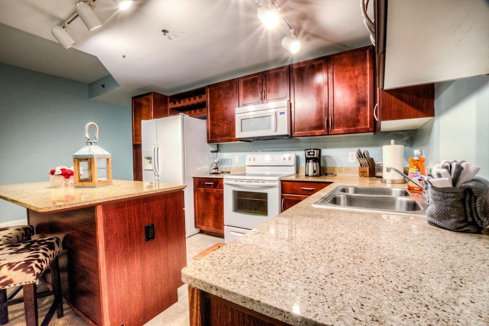 Laketown Wharf Resort by Aneliya's Rentals - photo 281
