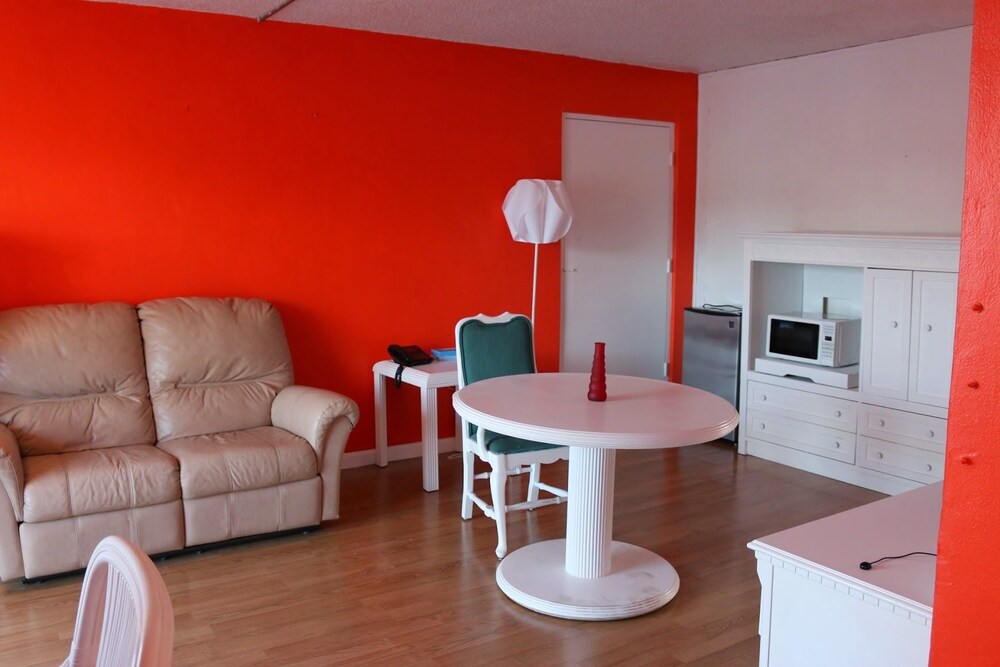 Camelot Waterfront Inn - photo 22