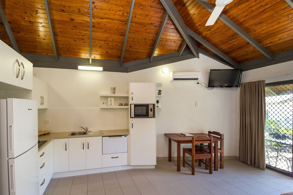 Island Leisure Resort — 4-Star Luxury Hotel in Nelly Bay, Australia
