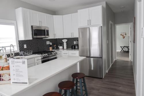 8Br 4Ba Home Near Nyc Sleeps 16 — Irvington — photo 2
