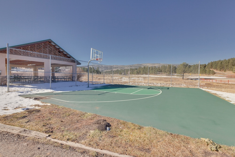 4 Mi to Angel Fire Resort: Retreat w Hot Tub - photo 30