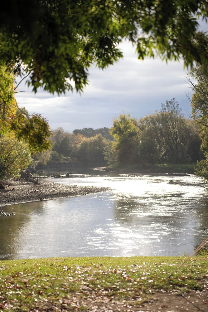 Reflections Tumut River - carbon neutral hotel in Tumut