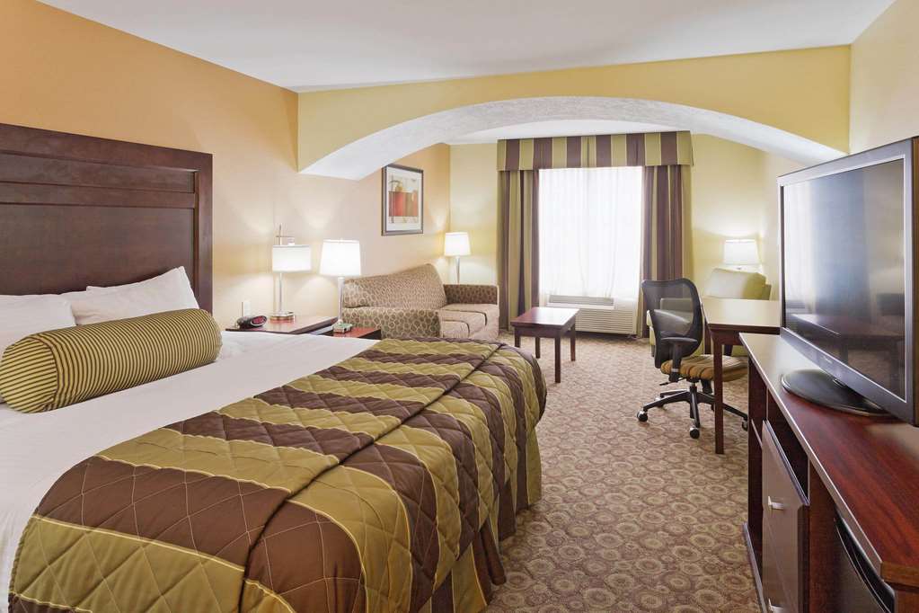 La Quinta Inn & Suites by Wyndham Minot - photo 26