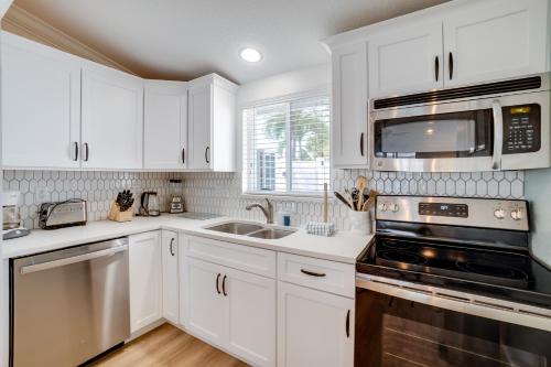 Steps to the Beach Modern Beach Bungalow — 4-Star Luxury Hotel in Holmes Beach, United States